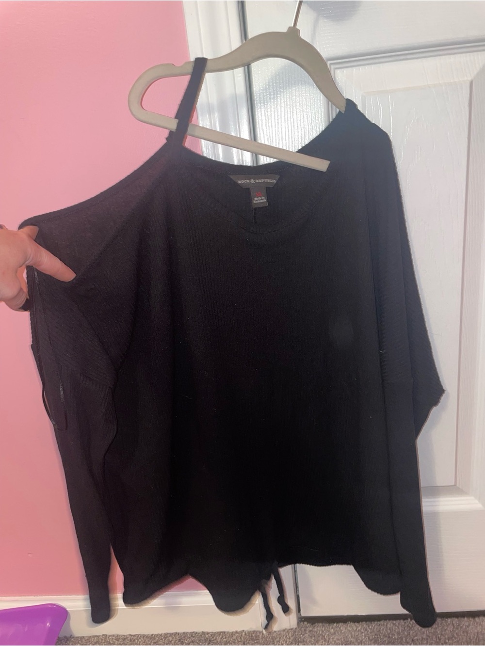 Rock & Republic Black Cold-Shoulder Long Sleeve Top